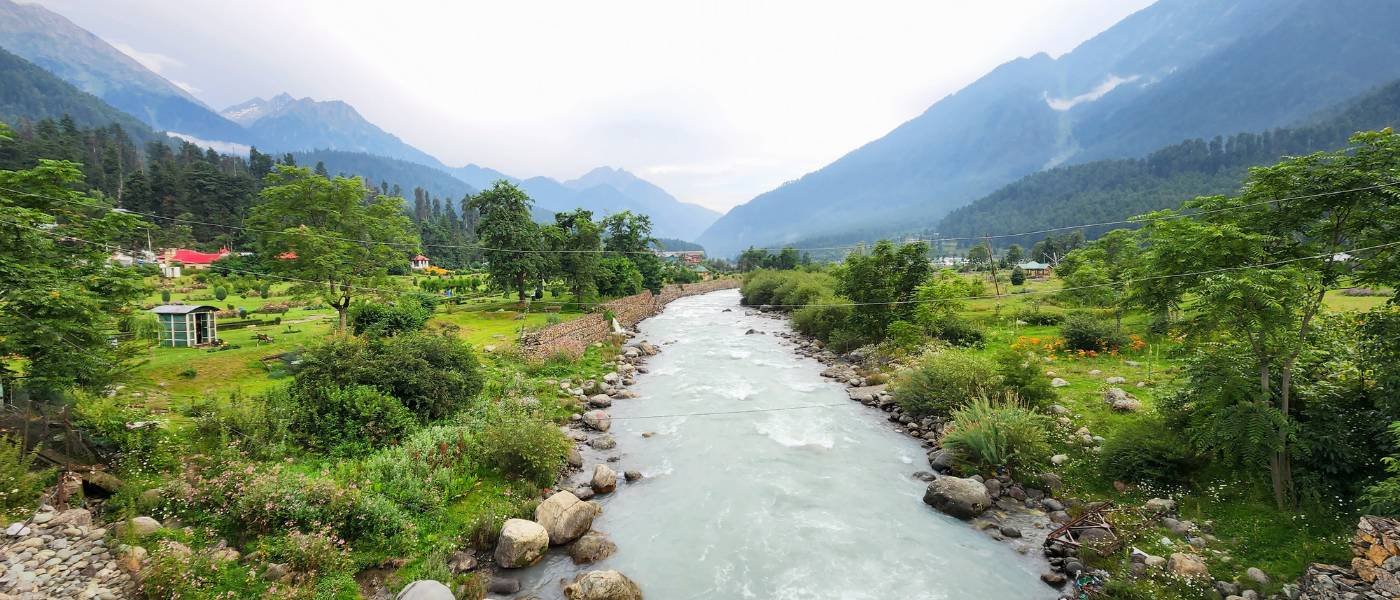 Kashmir Honeymoon Package with Houseboat Stay